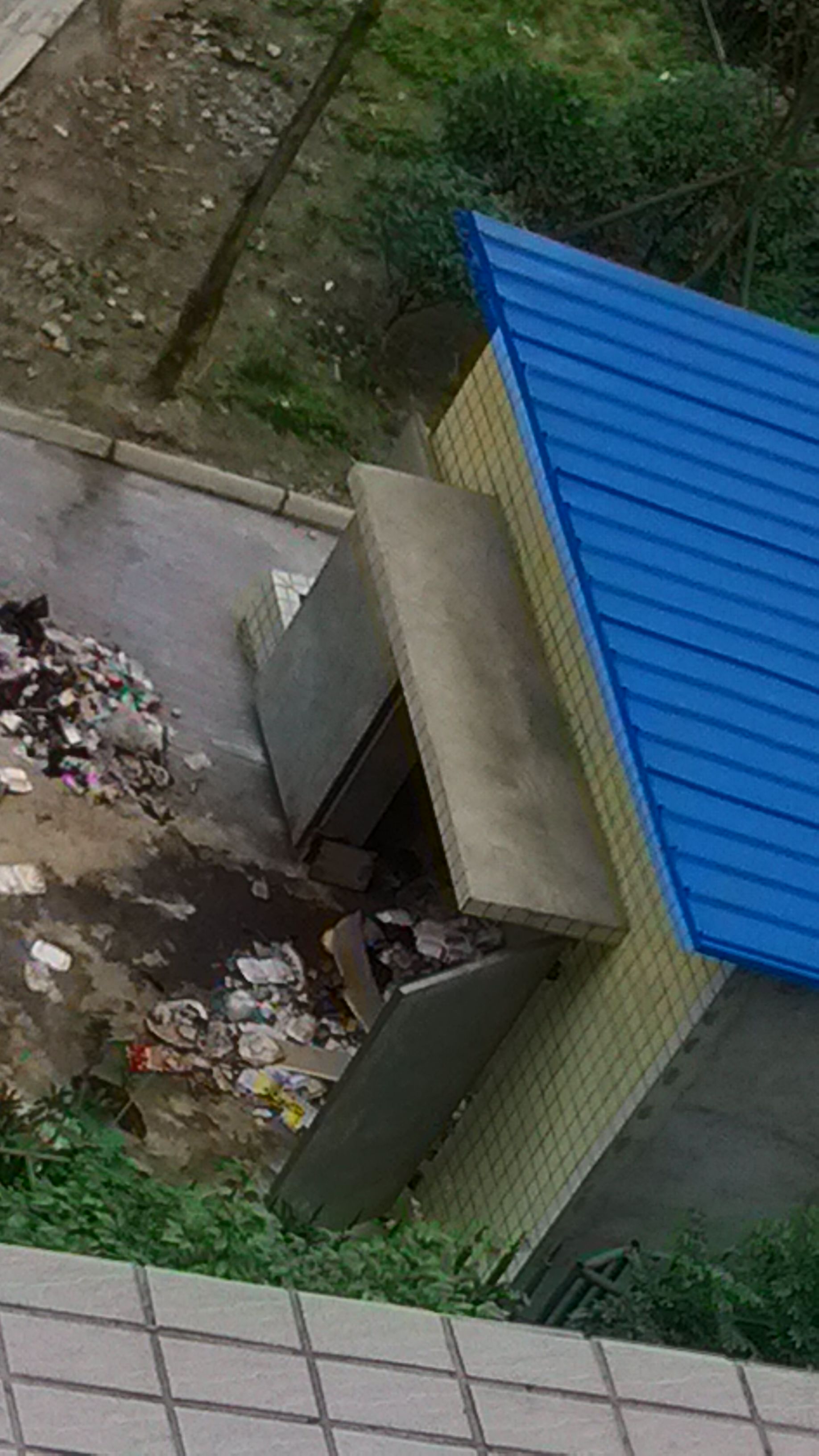 03投诉小区内垃圾房影响住户生活的问题