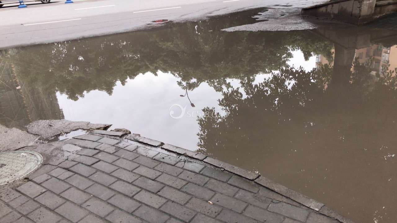 03瑞豐花園小區路口一下雨就是積水